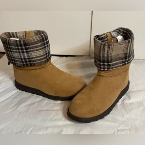 Women’s MukLuk Boots, Camel, Size 7M